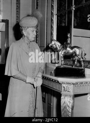 La reine Mary voit la statuette de la princesse Elizabeth -- quand la reine Mary a vu cette statue équestre dorée en argent, elle a dit aujourd'hui (lundi); Il y a ma petite fille qu'elle a été au Festival Exhibition of Modern British Silverwork dans le Goldsmiths Hall, Foster Lane, Londres, à laquelle elle a prêté des pièces d'argentwork. La statuette, de la princesse Elizabeth habillée comme colonel de la garde Grenadier, a été prêtée du palais de Buckingham par le roi et la reine. Il a été conçu et fabriqué en 1948 par Doris Linder. 09 juillet 1951. (Photo de Reuterphoto). Banque D'Images