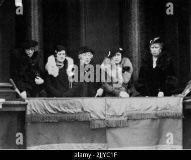 Armistice Day, 1934 -- H.M. la Reine avec la duchesse de York, la princesse Beatrice et la princesse Arthur de Connaught pendant le silence de deux minutes au Cenotaph. H.M. la Reine rend hommage aux morts de guerre au Cenotaph, Whitehall, Londres, S.W. 11 novembre 1934. (Photo de Totopique Press). Banque D'Images