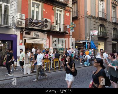 Rue animée dans le centre-ville de Naples, Campanie, Italie Banque D'Images