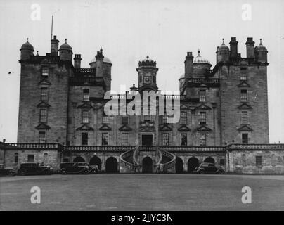 Château de Drumlanrig, maison de comté du comte de Dalkeith:- le château de Drumlanrig, siège du duc de Buccleuch, est la maison du jeune comte de Dalkeith (héritier du Dukesdom) dont l'engagement à la princesse Margaret will - un journal français rapporté , sera annoncé en août, Le château de Drumlanrig se trouve à Thornhill Dumfriesshire, en Écosse. 01 juin 1950. (Photo de Fox photos). Banque D'Images