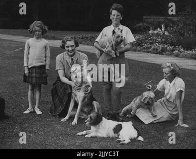 Photos:- le comte de Dalkeith en 1935. De gauche à droite :- Lady Caroline Scott; la duchesse de Buccleuch; le comte de Dalkeith; Lady Elizabeth Scott (maintenant duchesse de Northumberland). Cette photographie ne peut en aucun cas être publiée sauf après une annonce officielle du trahir de la princesse Margaret au comte de Dalkeith. 01 janvier 1952. (Photo de Paul Popper). Banque D'Images