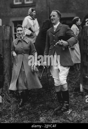 La princesse Margaret et le comte de Dalkeith ensemble pendant les vacances de la princesse en Écosse la semaine dernière. Voyage de nuit depuis le nord : « Evening News » reporter. Le comte de Dalkeith, âgé de 28 ans, qui a escorté la princesse Margaret lors de ses vacances écossaises la semaine dernière, s'est joint à la famille royale à Sandringham. Il est arrivé la nuit de son Bowhill, Selkirkshire, où il a été avec une Royal Shooting Party. Des reportages sur une romance entre l'héritier du duc de Buccleuch et la princesse Margaret ont récemment été mis en évidence dans American Papers. 25 janvier 1952. (Photo par contrat de courrier quotidien). Banque D'Images