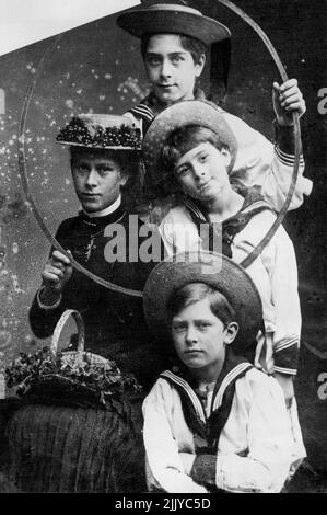 La reine Marie, dans son adolescence, et ses trois frères posent dans un cadre photographique typique des années 80. Parmi ses frères, le seul survivant est le plus jeune, vu au centre, aujourd'hui il est le comte d'Athlone. 07 mars 1935. (Photo par Empire Press). Banque D'Images