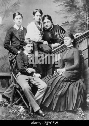 Quand la reine Mary était la princesse Victoria Mary -- Une photo faite vers 1885, montrant la princesse Mary, duchesse de Teck, avec ses quatre enfants. À droite, assis est la princesse Victoria Mary, puis dix-huit, qui est maintenant la reine Marie d'Angleterre. Les autres enfants sont le feu Marquis de Cambridge; le feu de la princesse François de Teck; et son Altesse Royale, le comte d'Athlone. 05 mai 1935. (Photo par International News photo). Banque D'Images