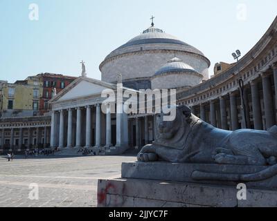 Basilique Reale Pontificia di San Francesco di Paola, située sur la Piazza del Plebiscito, la place principale de Naples, Campanie, Italie Banque D'Images