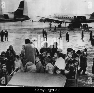 Pitié Airlift pour Waifs -- Un camion d'enfants coréens arrive à la base aérienne de Kimpo à Séoul pour être évacué vers un havre insulaire au large de la Corée du Sud lors du transport aérien de plus de 1 000 orphelins des Nations Unies depuis le champ de bataille du nord-ouest. Certains des 15 avions C-54 du Commandement du fret de combat de l'Armée de l'Air de l'extrême-Orient des États-Unis attendez leur cargaison pathétique dans le tour arrière. 10 février 1951. (Photo par AP Wirephoto). Banque D'Images