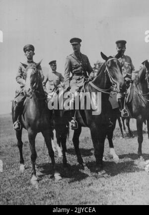 Le prince britannique Reviews Jap Cavalry -- le duc de Gloucester, fils du roi George d'Angleterre, est présenté au centre 17ith Prince Chichibu (à gauche) et les officiers de l'armée japonaise lors de la revue de la cavalerie japonaise troy à Narashino, près de Tokio, Au cours de la mission du duc au Japon de donner l'ordre le plus noble de la jarretière à l'empereur japonais. 21 mai 1929. (Photo par photo de presse associée). Banque D'Images