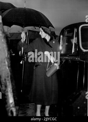 Première visite officielle de Prince's Alexandra - la princesse Alexandra de Kent, âgée de 16 ans, a fait hier son premier voyage officiel à la ceinture de coton du Lancashire. Sa mère, la duchesse de Kent est allée avec elle. La journée a commencé par une visite au Mayalan Teacher Training College de Kirby, près de Liverpool. Comme la princesse a quitté le collège, elle a remis à l'une de ses escortes le parapluie prêté à elle pour l'inspection. 13 octobre 1953. (Photo par Daily Express Picture). Banque D'Images