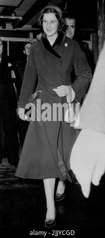 Première visite officielle de l'Alexandra du Prince - la Princesse quitte les travaux d'impression Calico à Accrington. La princesse Alexandra de Kent, âgée de 16 ans, a fait hier son premier voyage officiel dans la ceinture de coton du Lancashire. Sa mère, la duchesse de Kent est allée avec elle. 14 octobre 1953. (Photo par Daily Express Picture). Banque D'Images