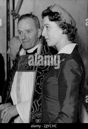 Sa première pierre de fondation - la princesse Alexandra, portant deux chaussures de cheval de diamant sur sa robe grise, avec le révérend R. McIntyre. La princesse Alexandra de Kent, cousine de la reine Elizabeth, âgée de 17 ans, a posé sa première pierre de fondation hier, à la nouvelle. St. Paul's Church of England School, Walworth, Londres. La nouvelle école de $70 000 abritera 450 élèves, contre 300 à l'école actuelle. 07 mai 1955. (Photo de Paul Popper, Paul Popper Ltd.). Banque D'Images