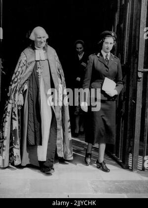 Les escortes de la « doyenne rouge » la princesse Alexandra - la princesse Alexandra de Kent, accompagnée du Dr Hewlett Johnson, doyen de Canterbury, alors qu'elle quitte la cathédrale de Canterbury à jour (mercredi) après avoir assisté à un service pour les cadets de la Croix-Rouge junior. La princesse de 18 ans, fille de la duchesse de Kent, est en uniforme en tant que patron de la Croix-Rouge junior britannique. 1 juin 1955. (Photo de Reuterphoto). Banque D'Images