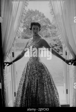 S.A.R. Princesse Alexandra - cette nouvelle étude de son Altesse Royale la Princesse Alexandra de Kent a été réalisée par M. Cecil Beaton dans la salle de dessin du Palais de Kensington, Londres, 29 juillet 1955. Dans la photo, H.R.H. porte des anneaux d'oreille de perles, un collier de perles et de diamants et des bracelets de perles avec une robe de soirée à fleurs rouges et blanches. 24 août 1955. (Photo par photo de presse associée). Banque D'Images