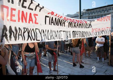 Athènes, Grèce. 28th juillet 2022. Les manifestants brandissent des bannières et des pancartes et crient des slogans contre le gouvernement. Des milliers de personnes sont descendues dans les rues pour protester contre l'échec du gouvernement à faire face aux incendies de forêt et pour montrer leur solidarité avec le prisonnier politique Giannis Michailidis qui est en grève de la faim depuis mai 23rd. (Credit image: © Nikolas Georgiou/ZUMA Press Wire) Banque D'Images