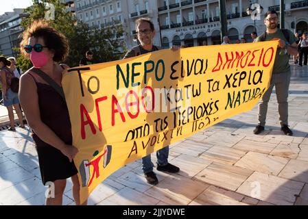 Athènes, Grèce. 28th juillet 2022. Les manifestants brandissent des bannières et des pancartes et crient des slogans contre le gouvernement. Des milliers de personnes sont descendues dans les rues pour protester contre l'échec du gouvernement à faire face aux incendies de forêt et pour montrer leur solidarité avec le prisonnier politique Giannis Michailidis qui est en grève de la faim depuis mai 23rd. (Credit image: © Nikolas Georgiou/ZUMA Press Wire) Banque D'Images