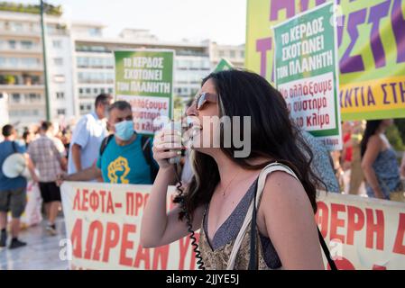 Athènes, Grèce. 28th juillet 2022. Les manifestants brandissent des bannières et des pancartes et crient des slogans contre le gouvernement. Des milliers de personnes sont descendues dans les rues pour protester contre l'échec du gouvernement à faire face aux incendies de forêt et pour montrer leur solidarité avec le prisonnier politique Giannis Michailidis qui est en grève de la faim depuis mai 23rd. (Credit image: © Nikolas Georgiou/ZUMA Press Wire) Banque D'Images