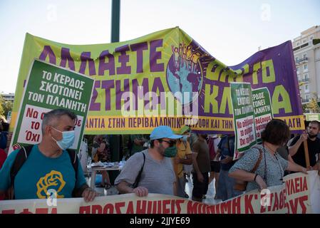 Athènes, Grèce. 28th juillet 2022. Les manifestants brandissent des bannières et des pancartes et crient des slogans contre le gouvernement. Des milliers de personnes sont descendues dans les rues pour protester contre l'échec du gouvernement à faire face aux incendies de forêt et pour montrer leur solidarité avec le prisonnier politique Giannis Michailidis qui est en grève de la faim depuis mai 23rd. (Credit image: © Nikolas Georgiou/ZUMA Press Wire) Banque D'Images