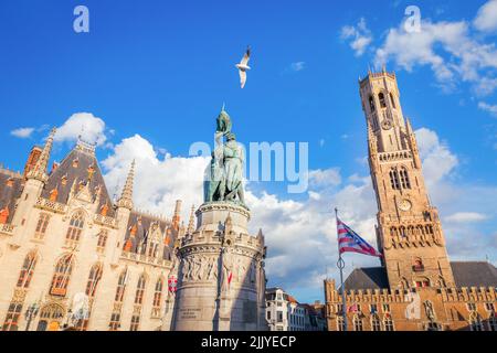 Pigeon survolant la place du marché de Bruges, architecture flamande Banque D'Images