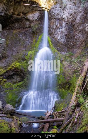 Un cliché vertical d'une petite cascade sur une montagne rocheuse pendant la journée Banque D'Images