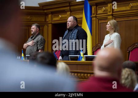 Kiev, Ukraine. 28th juillet 2022. Les dirigeants du Parlement ukrainien se tiennent pour l'hymne national lors de la session de la Verkhovna Rada, à 28 juillet 2022, à Kiev, en Ukraine. De gauche à droite : le vice-président Oleksandr Kornienko, le président Ruslan Stefanchuk et le deuxième vice-président Olena Kondratiuk. Credit: Bureau de presse présidentiel ukrainien/Présidence ukrainienne/Alamy Live News Banque D'Images