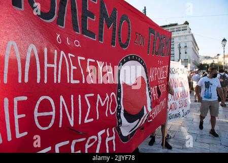 Athènes, Grèce. 28th juillet 2022. Les manifestants brandissent des bannières et des pancartes et crient des slogans contre le gouvernement. Des milliers de personnes sont descendues dans les rues pour protester contre l'échec du gouvernement à faire face aux incendies de forêt et pour montrer leur solidarité avec le prisonnier politique Giannis Michailidis qui est en grève de la faim depuis mai 23rd. (Credit image: © Nikolas Georgiou/ZUMA Press Wire) Banque D'Images