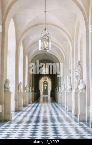 Couloir avec sculptures au château de Versailles Banque D'Images