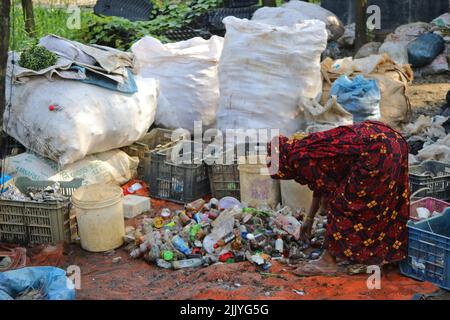 Sylhet, Mexico, Bangladesh. 27th juillet 2022. 27 juillet 2022, Sylhet, Bangladesh: Les personnes collectent le PET plastique et les seringues sans utiliser de gants pour les recycler dans les usines locales ces personnes qui se consacrent à la collecte des déchets pour un usage hospitalier sans l'utilisation de la protection nécessaire mettent leur santé en danger. On 27 juillet 2022, Sylhet, Bangladesh. (Credit image: © H M Shahidul Islam/eyepix via ZUMA Press Wire) Banque D'Images