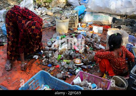 Sylhet, Mexico, Bangladesh. 27th juillet 2022. 27 juillet 2022, Sylhet, Bangladesh: Les personnes collectent le PET plastique et les seringues sans utiliser de gants pour les recycler dans les usines locales ces personnes qui se consacrent à la collecte des déchets pour un usage hospitalier sans l'utilisation de la protection nécessaire mettent leur santé en danger. On 27 juillet 2022, Sylhet, Bangladesh. (Credit image: © H M Shahidul Islam/eyepix via ZUMA Press Wire) Banque D'Images