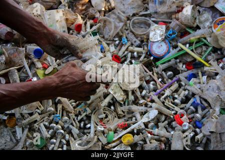 Sylhet, Mexico, Bangladesh. 27th juillet 2022. 27 juillet 2022, Sylhet, Bangladesh: Les personnes collectent le PET plastique et les seringues sans utiliser de gants pour les recycler dans les usines locales ces personnes qui se consacrent à la collecte des déchets pour un usage hospitalier sans l'utilisation de la protection nécessaire mettent leur santé en danger. On 27 juillet 2022, Sylhet, Bangladesh. (Credit image: © H M Shahidul Islam/eyepix via ZUMA Press Wire) Banque D'Images