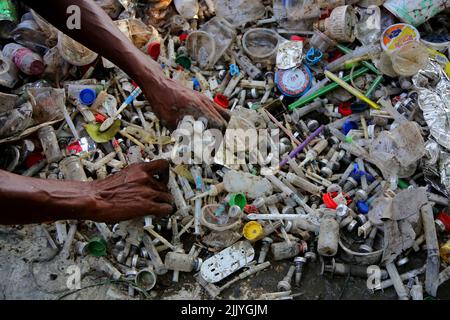 Sylhet, Mexico, Bangladesh. 27th juillet 2022. 27 juillet 2022, Sylhet, Bangladesh: Les personnes collectent le PET plastique et les seringues sans utiliser de gants pour les recycler dans les usines locales ces personnes qui se consacrent à la collecte des déchets pour un usage hospitalier sans l'utilisation de la protection nécessaire mettent leur santé en danger. On 27 juillet 2022, Sylhet, Bangladesh. (Credit image: © H M Shahidul Islam/eyepix via ZUMA Press Wire) Banque D'Images