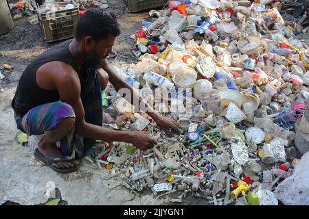 Sylhet, Mexico, Bangladesh. 27th juillet 2022. 27 juillet 2022, Sylhet, Bangladesh: Les personnes collectent le PET plastique et les seringues sans utiliser de gants pour les recycler dans les usines locales ces personnes qui se consacrent à la collecte des déchets pour un usage hospitalier sans l'utilisation de la protection nécessaire mettent leur santé en danger. On 27 juillet 2022, Sylhet, Bangladesh. (Credit image: © H M Shahidul Islam/eyepix via ZUMA Press Wire) Banque D'Images