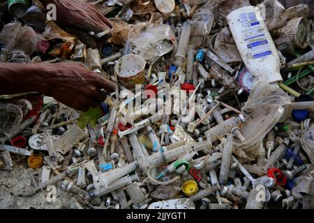 Sylhet, Mexico, Bangladesh. 27th juillet 2022. 27 juillet 2022, Sylhet, Bangladesh: Les personnes collectent le PET plastique et les seringues sans utiliser de gants pour les recycler dans les usines locales ces personnes qui se consacrent à la collecte des déchets pour un usage hospitalier sans l'utilisation de la protection nécessaire mettent leur santé en danger. On 27 juillet 2022, Sylhet, Bangladesh. (Credit image: © H M Shahidul Islam/eyepix via ZUMA Press Wire) Banque D'Images