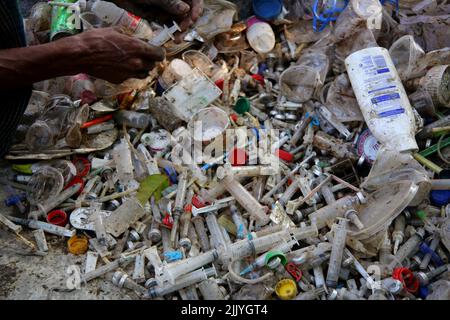 Sylhet, Mexico, Bangladesh. 27th juillet 2022. 27 juillet 2022, Sylhet, Bangladesh: Les personnes collectent le PET plastique et les seringues sans utiliser de gants pour les recycler dans les usines locales ces personnes qui se consacrent à la collecte des déchets pour un usage hospitalier sans l'utilisation de la protection nécessaire mettent leur santé en danger. On 27 juillet 2022, Sylhet, Bangladesh. (Credit image: © H M Shahidul Islam/eyepix via ZUMA Press Wire) Banque D'Images