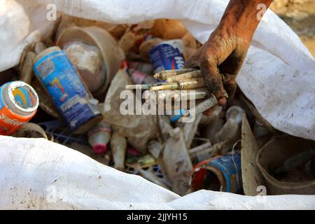 Sylhet, Mexico, Bangladesh. 27th juillet 2022. 27 juillet 2022, Sylhet, Bangladesh: Les personnes collectent le PET plastique et les seringues sans utiliser de gants pour les recycler dans les usines locales ces personnes qui se consacrent à la collecte des déchets pour un usage hospitalier sans l'utilisation de la protection nécessaire mettent leur santé en danger. On 27 juillet 2022, Sylhet, Bangladesh. (Credit image: © H M Shahidul Islam/eyepix via ZUMA Press Wire) Banque D'Images