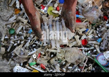 Sylhet, Mexico, Bangladesh. 27th juillet 2022. 27 juillet 2022, Sylhet, Bangladesh. Les travailleurs travaillent dans des usines de recyclage de plastique présentant des risques pour la santé sans sécurité adéquate. Où il y a des déchets cliniques de plastique qui sont nocifs pour la santé. On 27 juillet 2022, Sylhet, Bangladesh. (Credit image: © H M Shahidul Islam/eyepix via ZUMA Press Wire) Banque D'Images