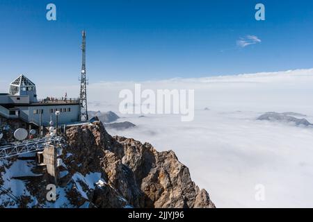 Antennes radio puissantes au centre de recherche sur les montagnes Zugspitze. Antennes de télécommunications avec radar et récepteurs sur différentes fréquences Banque D'Images