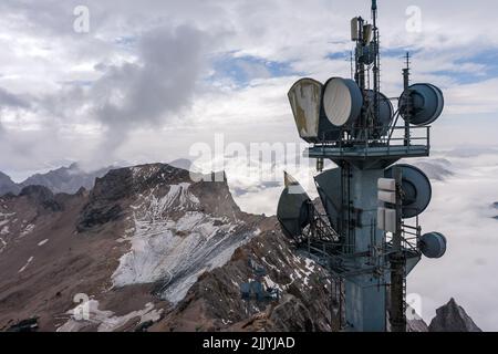 Répéteurs avec antennes radio puissantes pour les télécommunications de mobiles avec radar et récepteur de différentes fréquences pour les communications radio Banque D'Images