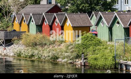 Vue depuis Alfred Nobels Bro dans les cottages colorés sur la rive de Frederiksholmsløbet à Sydhavnen, Copenhague, Danemark, 2 juillet 2022 Banque D'Images