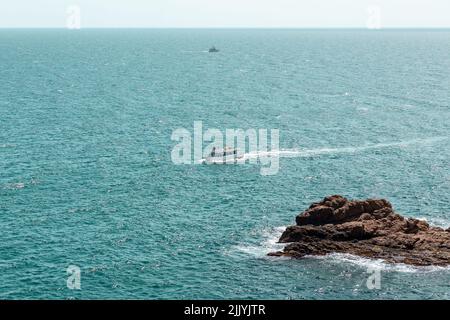 Bateaux naviguant sur la mer près de la formation rocheuse en Espagne. Journée ensoleillée sur l'eau Banque D'Images