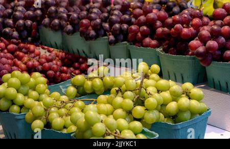 Les raisins dans un marché agricole Banque D'Images