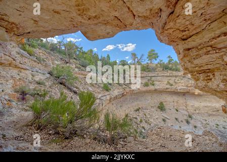 Une petite arche naturelle près de Duck on A Rock surplombe dans le Grand Canyon Arizona appelé le Duck's Eye. Banque D'Images