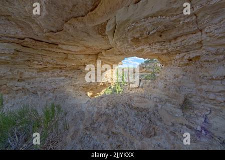 Une petite arche naturelle près de Duck on A Rock surplombe dans le Grand Canyon Arizona appelé le Duck's Eye. Banque D'Images