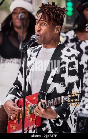 NEW YORK, NY, États-Unis - 17 JUIN 2022 : Jon Batiste se produit sur la série de concerts « Today » Show de NBC à Rockefeller Plaza. Banque D'Images