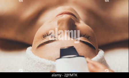 Portrait de femme visage avec les yeux fermés se détachant aux ultrasons dans le salon de spa. Soins de la peau. Soin du visage des filles. Soins de beauté. Cosmétologie Banque D'Images