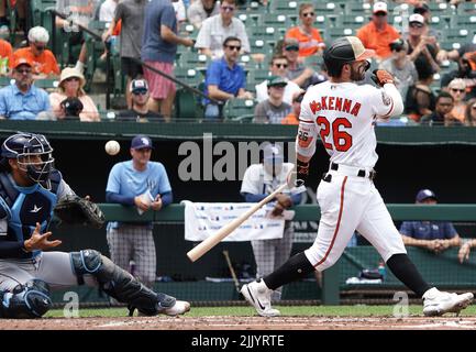 Baltimore, États-Unis. 28th juillet 2022. BALTIMORE, MARYLAND - 28 JUILLET : Swing manqué par Baltimore Orioles gauche le fieleur Ryan McKenna (26) envoie le ballon au catcher de Tampa Bay Rays Rene Pinto (50) pendant un match de MLB entre les Orioles de Baltimore et les rayons de la baie de Tampa, sur 28 juillet 2022, à Orioles Park à Camden yards, à Baltimore, Maryland. (Photo de Tony Quinn/SipaUSA) crédit: SIPA USA/Alay Live News Banque D'Images