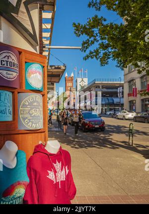 Boutique de cadeaux et de souvenirs à Victoria, en Colombie-Britannique, par beau temps d'été. Souvenirs et décorations dans une boutique de rue. Editorial, photo de rue, mise au point sélective, Banque D'Images