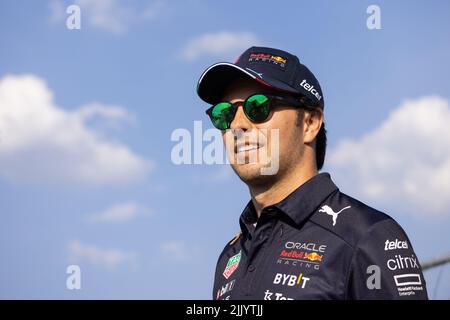 Mogyorod, Hongrie. 28th juillet 2022. Sergio Perez, pilote mexicain de Red Bull Racing, rencontre les fans lors d'une séance de promenade au bord de la fosse à Hungaroring à Mogyorod, Hongrie, 28 juillet 2022. Credit: Attila Volgyi/Xinhua/Alay Live News Banque D'Images