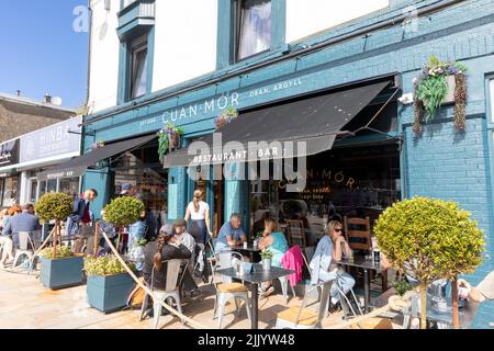 Ville d'Oban côte ouest de l'Écosse, été 2022 personnes appréciant le déjeuner à l'extérieur au restaurant Cuan Mor à Oban, Écosse, Royaume-Uni Banque D'Images