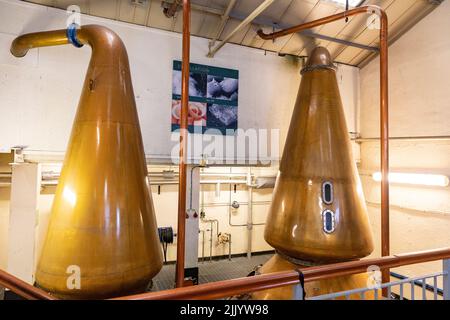 Distillerie de whisky Oban et distillateurs de cuivre dans la salle STILL de la distillerie pour produire du whisky single malt, Oban, Scottish Highlands, Écosse, Royaume-Uni Banque D'Images