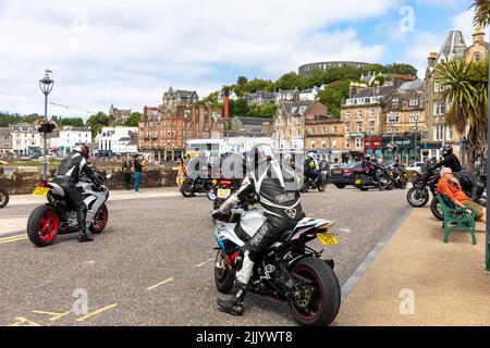 Oban côte ouest de l'Écosse, motocyclistes et motos dans un groupe de tour se rencontrent dans le centre-ville d'Oban, été 2022, Ecosse, Royaume-Uni Banque D'Images