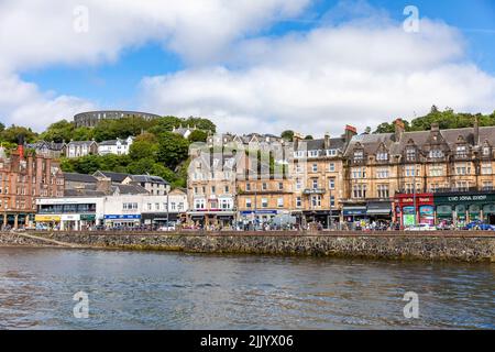 Centre-ville d'Oban, tour McCaigs et front de mer sur la côte ouest de l'Écosse ensoleillé jour d'été en 2022, Écosse, Royaume-Uni Banque D'Images